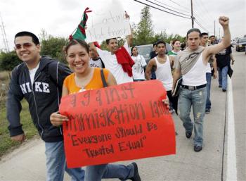 La aprobación del proyecto se produjo después de que miles de inmigrantes, respaldados por estudiantes, religiosos y otros representantes de la sociedad civil, realizaran durante todo el fin de semana manifestaciones masivas contra medidas punitivas como la del republicano James Sensenbrenner.

Esa medida, aprobada por la Cámara de Representantes en diciembre pasado, convierte en criminales a los indocumentados y sanciona a grupos humanitarios que les ofrezcan ayuda.