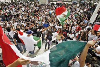 Las protestas que durante todo el fin de semana movilizaron a cientos de miles de hispanos en todo EU para exigir una reforma migratoria justa, se transformaron en satisfacción tras la aprobación de un plan de que permitirá la legalización temporal de indocumentados.

El Comité Judicial del Senado aprobó un proyecto de reforma migratoria que dará a millones de inmigrantes una vía de acceso a la legalización, aunque de forma temporal, y en el futuro a la ciudadanía en este país.