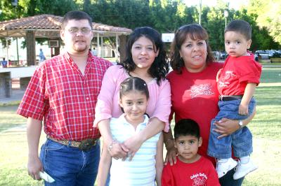 va_26032006 
Bryan Alonso de la Cruz, Luis Antonio Ramírez, Melina de Ramírez, Silvia Lizeth de Delgadillo, Lizbeth Andrea Delgadillo y José Luis Delgadillo, captados en pasado festejo social.