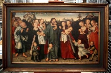 Imagen del cuadro 'Dejad que los niños se acerquen a mi', de Lucas Cranach, pintado en 1537 y fotografiado en el almacén de obras de arte del Museo Anger de Erfurt, Alemania. 

El museo mostró su sorpresa ante la información del descubrimiento de dibujos de la familia de Martin Lutero (1483-1546) en la serie titulada 'Bendiciones infantiles' del pintor Cranach.