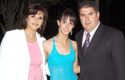 va_28032006 
Cristy Belausteguigoitia con sus papás Iñaki y Cristina Belausteguigoitia.