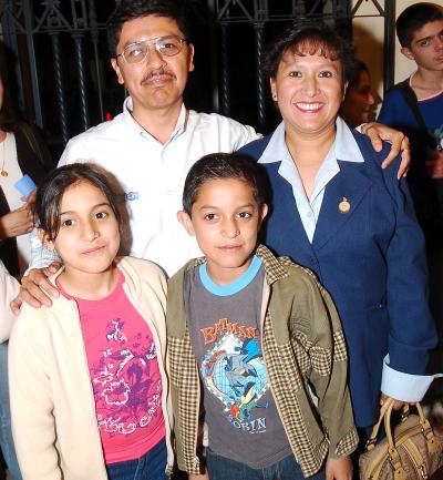 va_29032006 
Enrique  Gutiérrez, María Elena Amador González, Enrique y Elizabeth Amador.