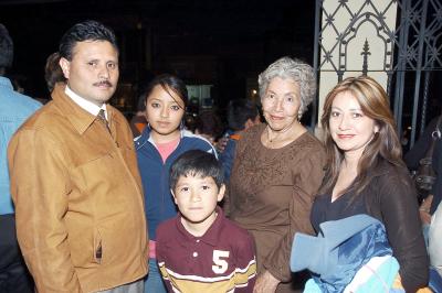 va_29032006
Juan Manuel Vera, Quetzali Montiel, Mely Téllez, Amariza Montiel y Juan Manuel Vera.