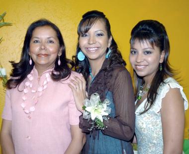 de_02042006 
Brenda junto a su mamá Lupita Aguilera de García y su hermana Gabriela García Aguilera.