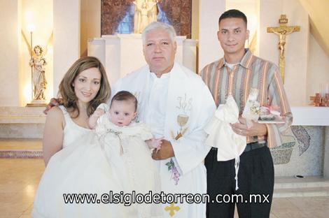 RECIBE LAS AGUAS BAUTISMALES
Brenda Liliana Mestas de Vázques con su hija Briana Nicole, el sacerdote que bautizó a la pequeña y el padre, Abelardo Vazques.