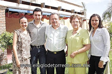 ¡CUMPLE 60 AÑOS!
Luis Carlos Trasfi Favela y Esperanza C. de Trasfi con sus hijos Linda, Luis Carlos y Anel.