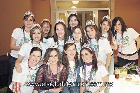 La festejada junto a Ingrid von Bertrab de Soto, Marcela Vega, Gisela Fernández, Estefanía Gámez, Celina López, Karla García, Liliana Gilio, Susana Valdés, Eva Aranda, Maricarmen y Ana Sofía Rodríguez y Mayra Corral