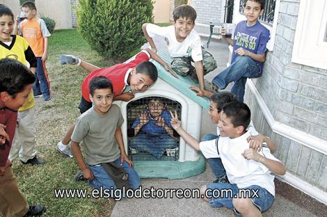 Los invitados disfrutando de la fiesta.