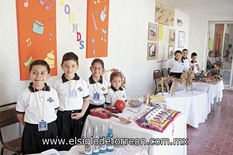 Rogelio Vázquez Rivas, Gabriel A. Escalera Ríos, Aranza Izaguirre González y Astrid A. Campos M., alumnos de primer año presentando los Instrumentos Musicales.