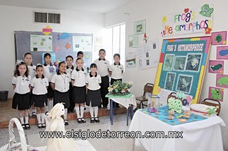 Laura Gabriela García Tovar, Sherilyn Nevarez Soto y Alejandro Lopezlena Soto, alumnos de segundo año, junto a sus compañeros de clase.