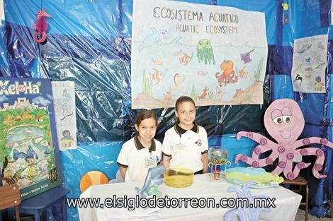 Nancy A. Manzur Morales y María de los Ángeles López Manzanares, alumnas de tercer grado, presentando el tema del Ecosistema Acuático.