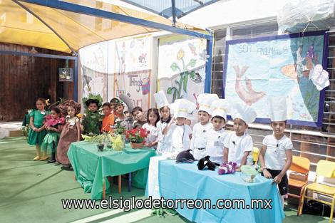 Alumnos participantes en la segunda feria científica del Instituto Educativo Cambridge de México.