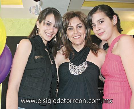 Daniela Sesma, Angélica Espinoza y Angélica Sesma.