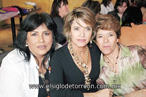 Velia Ríos, Gaby y Anita Segura.