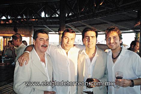 Javier González, papá del novio, Gerardo Salmón González, Jorge González Colsa y Oscar Bredée Treviño.