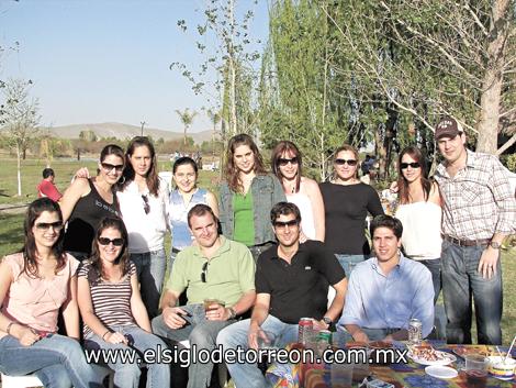 Ana Lucía Fernández de Humphrey, Sofía Murra de Zertuche, Lorelei Pereyra, María Murra, Pily González, Alicia Acosta, Adriana Plancarte de Treviño, Mario Treviño, Rosé Murra, María Enríquez de Murra, Fernando Zertuche, Juan Pablo Murra y Alan Garza Tijerina.