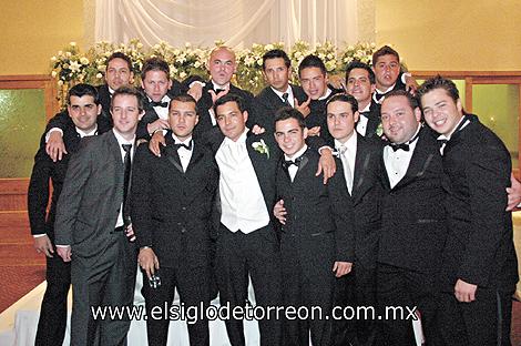 EL novio junto a todos sus amigos.