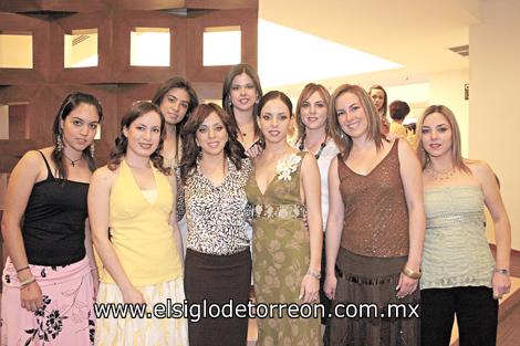 Ana Lorena García Martínez junto a Maleny Luna, Claudia Valdéz de Pérez, Beatriz Murillo, su hermana Ana Tere García de Torres, Mariana Sánchez de Manjarréz,  Sofía Garza de Marcos, Ana Cristy de la Peña y Susana Garza García.