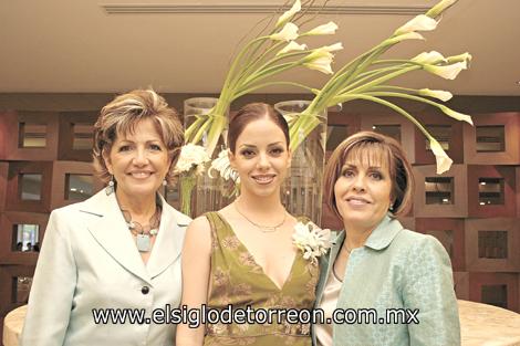 Alicia Esquivel de Cárdenas, la futura novia y Ana Tere Martínez de García.