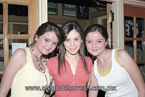 Sara Cruz, Vivi Hernández y Ana Cruz.