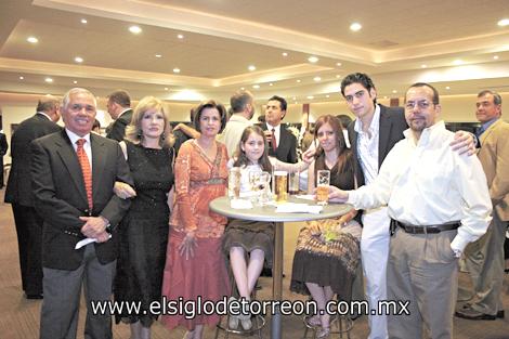 Elegante re-inauguración 
Alfonso Morales, Rosario Morales, Nuri de Quintero, Pamela Quintero, Nuri Quintero, Eduardo Holguín y Heberto Quintero P.