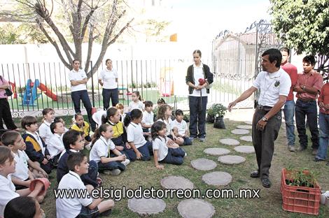 Los pequeños atendiendo al especialista en plantas.