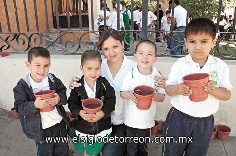 Karina Orozco con sus alumnos Eduardo Morales, Amina Cassani, Pablo de León y Alex Ramírez.