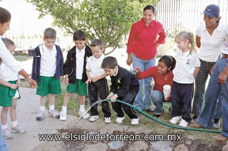 Alumnos del Colegio San Luis participando en la siembra.