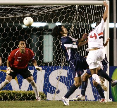 El delantero Aloisio había dado la ventaja parcial al Sao Paulo a los 32 minutos con un potente disparo desde cerca del manchón del tiro penal, pero Chivas empató a los 44 con un remate de cabeza de Sergio Santana después de un centro por el costado derecho del delantero Adolfo Bautista.