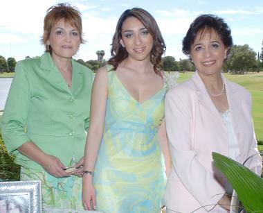 de_06042006 
La novia junto a su suegra María del Pilar López de Sifuentes y su mamá Rocío Oranday de Quiroga.