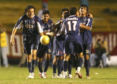 El defensa Diego Martínez anotó un gol a los 80 minutos para llevar al Club Chivas de Guadalajara, que venció 2-1 al campeón actual Sao Paulo, para permanecer en el liderato del Grupo 1 de la Copa Libertadores de América.