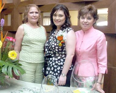 de_07042006 
La festejada junto a su suegra, Cecilia Ivonne Moya de Castro y su Mamá rosalinda Ayup de Jiménez