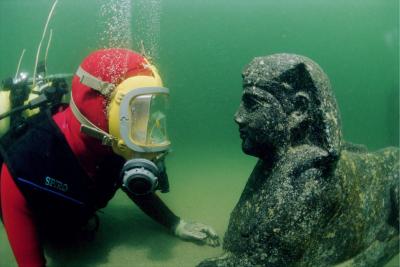 Franck Goddio mirando a una esfinge fabricada de granito negro, que tiene la imagen del Rey Tolomeo XII, padre de Cleopatra VII, y que fue encontrada en el fondo del mar del puerto de Alejandría, en Egipto.
La estatua data del siglo 1 antes de Cristo.