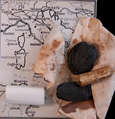 Foto facilitada por la casa de subastas Spinks que muestra un primer plano de un par de ciruelas pasas que han sobrevivido y que fueron usadas para esconder los mapas con las rutas de huída para los prisioneros de guerra y miembros de la resistencia francesa durante la II Guerra Mundial.

Estas piezas forman parte de una extraordinaria colección de materiales que serán subastados por Spinks en Londres (Reino Unido).
 Las ciruelas pasas son solo dos de las miles usadas por el ejército de agentes secretos de Churchill para pasar de contrabando documientos en miniatura en los campos de prisioneros de guerra.


La colección pertenecía a Ddoreen Multo, una agente secreta, y ahora su sobrino quiere venderla.