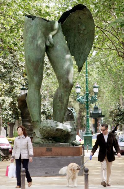 Vista de una de las veintidós esculturas de bronce de gran formato que componen la exposición del escultor polaco Igor Mitoraj inaugurada en la gran Via Valenciana.