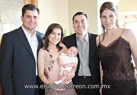 ELEGANTE FESTEJO
Santiago Garza Montoya junto a sus papás Hugo Garza Gutiérrez y Cristina Montoya de Garza y sus padrinos Federico Montoya Valdés y Luisa Méndez de Montoya