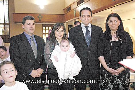 BAUTIZAN A UN ANGELITO
Daniel González Torres junto a sus padres Javier González Hernández y Marcela Torres de González, además de sus padrinos Julio Torres Gómez y Cristina Casas de Torres.