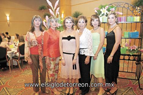 Natalia hinojosa junto a su madre, Amparo Villar de Hinojosa, su suegra, Susana Arratia, sus hermanas Payo Hinojosa de Yacaman y Marcela Hinojosa Villar y su cuñada Liliana Corres de González.