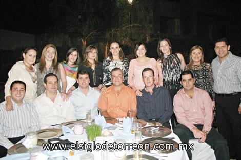 Julio y Brenda Villalobos, Ignacio y Celina Cruz, Astrid Baille, Ricardo y Ana Kientzle, José Antonio y María Cristina Muñoz, Paulo y Noelie Barba, Luis y Bárbara Kientzle.