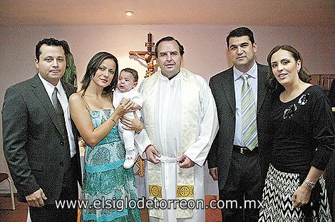 RECORRIDO SOCIAL!
HERMOSO BAUTIZO
Carlos Sandoval Rodríguez, Raquel Gómez de Sandoval, Mauricio Villalobos Díaz de León y Marcela Baille de Villalobos, junto al pequeño Alberto.