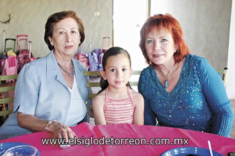 La festejada junto a sus abuelitas María del Carmen R. de López y Lawrette Schultz de Aguilera.