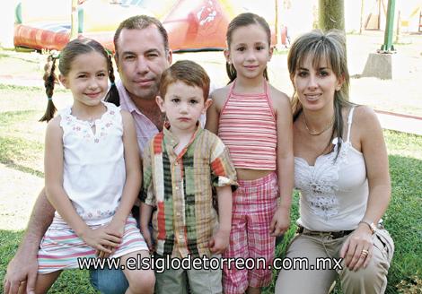 Jaime Aguilera y Eva López de Aguilera con sus hijos Daniela, Jaime y Luisa Aguilera López.