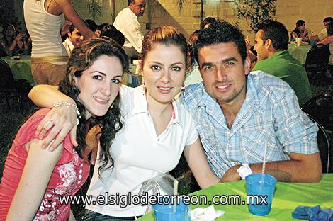 Valeria Muñoz, Karla Zúñiga y Beto Rosales.