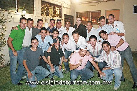 El festejado junto a Enrique Albéniz, Raúl Berlanga, Alejandro Martínez, Rogelio Montes de Oca, Paco Delgado, Adrián Aguilera, Armando Valdéz, Carlos Muela, Gabriel Villalobos, Ricardo Ávalos, Beto Rosales, Luis González, Beto Valdés, Alejandro Ortiz, Toño de la Fuente, Rubén Padilla, Roberto Tueme, Arturo de la Vega y Braulio Rodríguez