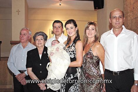 Abuelos paternos, Arsenio González Colin y Eva García de González, Lucas González Teixeira, Daniel González García, Juliana Teixeira de González, Marluce T. de Mendonca y  Luis Alfen A. Mendonca.