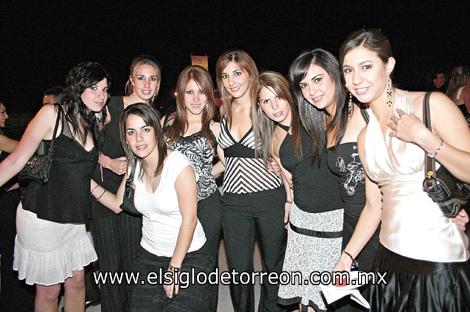 Laura Garza, Marcela Martínez, Johanna Miñarro, Lorena Portillo, Cristy Jaidar, Silvana Silva, Luly Macias y Claudia Peña.