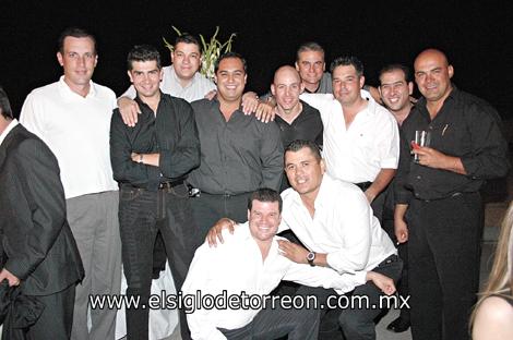 Luis Bartheneuf, Fernando Domínguez, Jorge Herrera, Tito Cepeda, Ernesto Segura, Ricardo Kientzle, Víctor Campos y demás amigos.