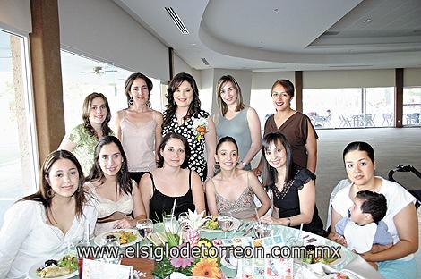 La futura novia junto a Marcela Pruneda, Susana Beltrán del Río de Issa, Alina Martínez de Gutiérrez, Gelis Arroyo de Alday, Lorena Villar, Lorena Tamayo, Maru Villarreal, Ana Cris de Menéndez, Mónica P. de Sada, Montserrat Gallegos de García y Pablo García Gallegos.