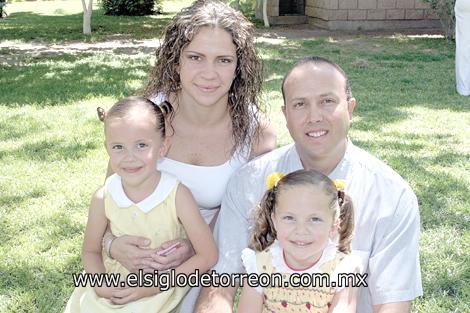 Valeria Robles de Dávila e Ismael Dávila con sus hijas Pamela y Valeria Dávila Robles.