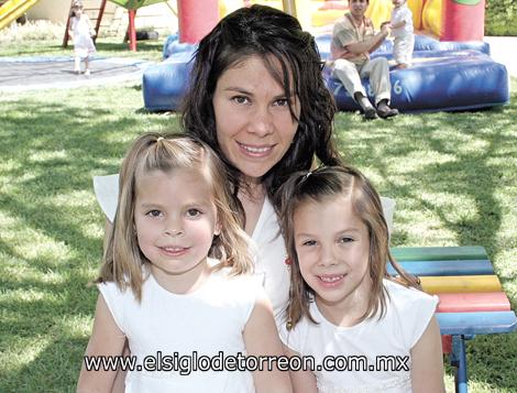 Pia Franch con sus hijas Pia y Rosé Arriaga Franch.